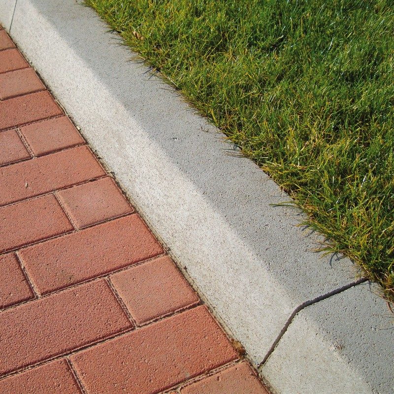 Semmelrock® KIEMELT ÚTSZEGÉLY 25/25/15 CM SZÜRKE