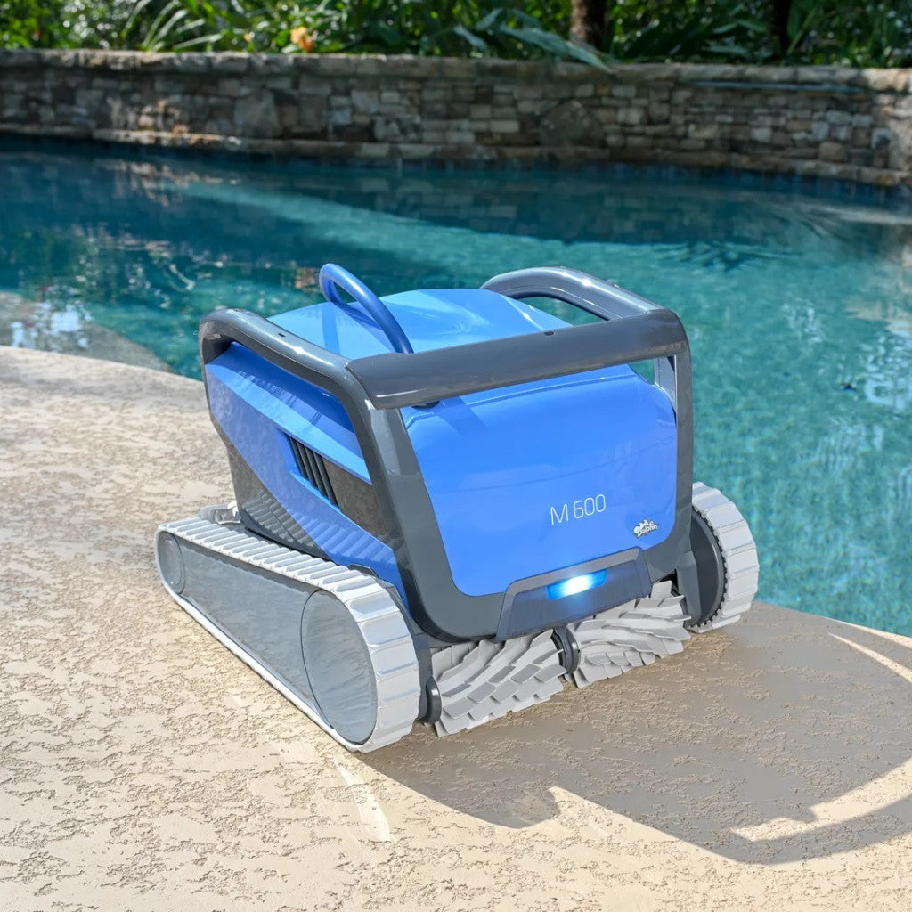 Medencetisztító robot, Dolphin M600 (2026), teljes medencetisztítás (padló, fal és vízvonal tisztítás), CleverClean és PowerStream navigáció, kábelcsavarodás-gátló, Wi-Fi és applikáció vezérlés, Caddy tartozékkal