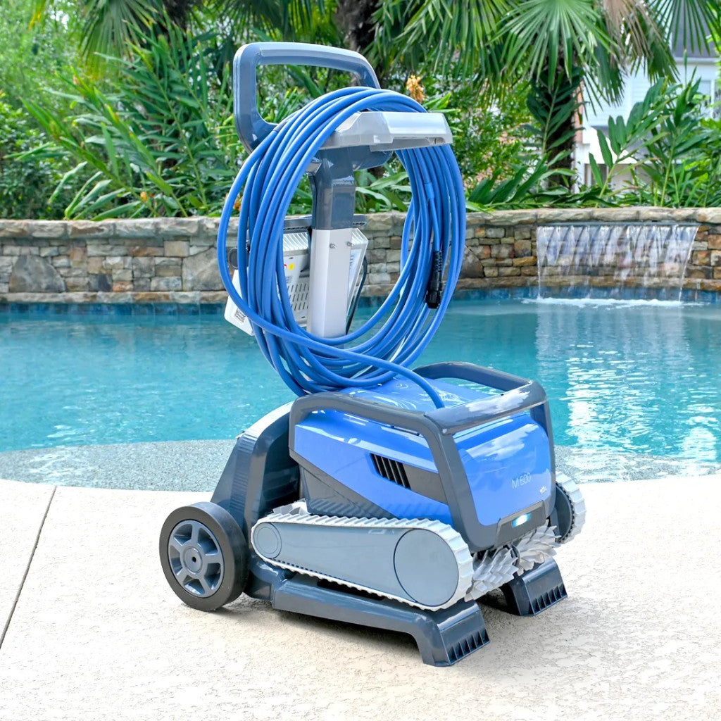 Medencetisztító robot, Dolphin M600 (2026), teljes medencetisztítás (padló, fal és vízvonal tisztítás), CleverClean és PowerStream navigáció, kábelcsavarodás-gátló, Wi-Fi és applikáció vezérlés, Caddy tartozékkal