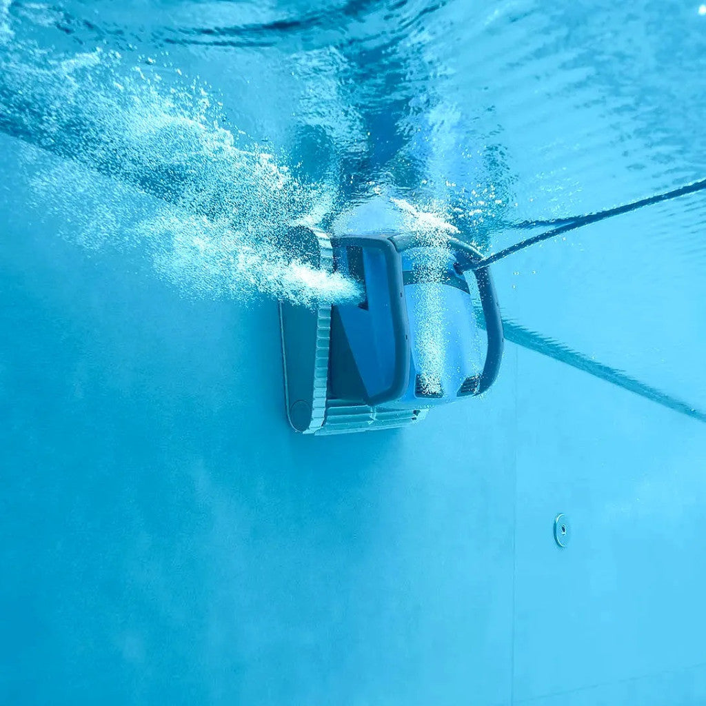 Medencetisztító robot, Dolphin M600 (2026), teljes medencetisztítás (padló, fal és vízvonal tisztítás), CleverClean és PowerStream navigáció, kábelcsavarodás-gátló, Wi-Fi és applikáció vezérlés, Caddy tartozékkal