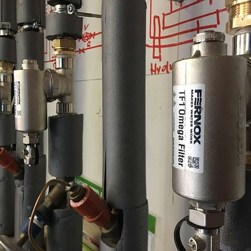 Fernox TF1 Omega Filter mágneses iszapleválasztó 6/4"