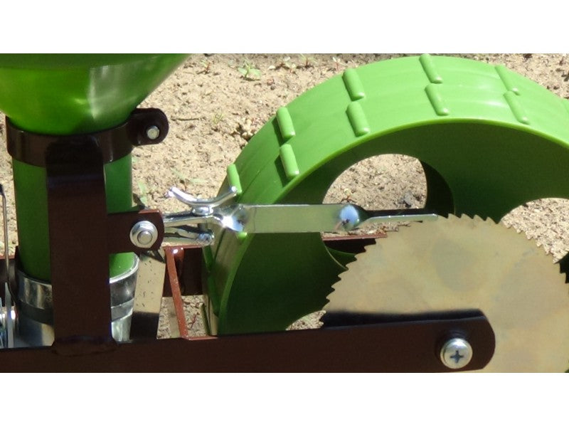 R4 mini farmer rezgőnyelves vetőgép (sorkerekes, nyéllel)